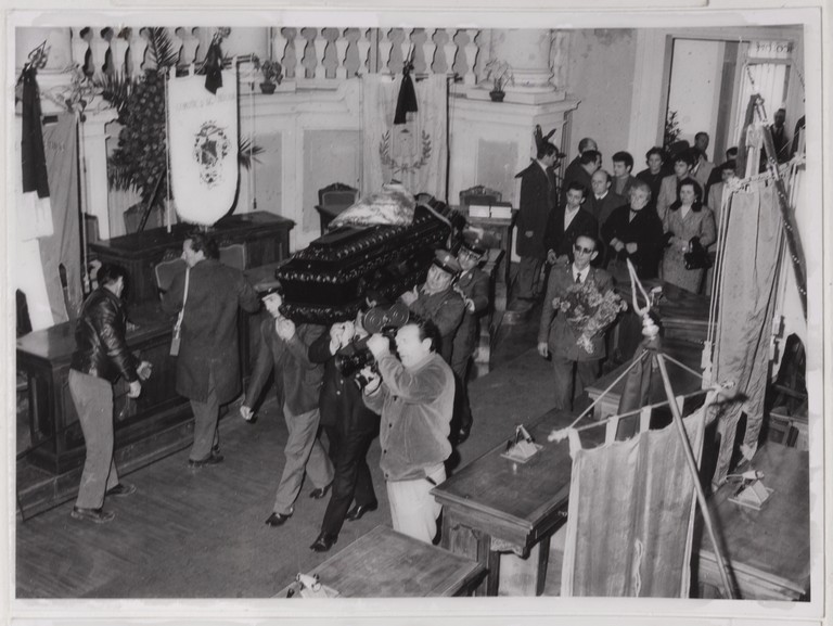 Gattatico-Reggio Emilia, 27-30 marzo 1970, Funerali di Alcide Cervi, la bara di Alcide Cervi fa ingresso nella Sala del Tricolore di Reggio Emilia